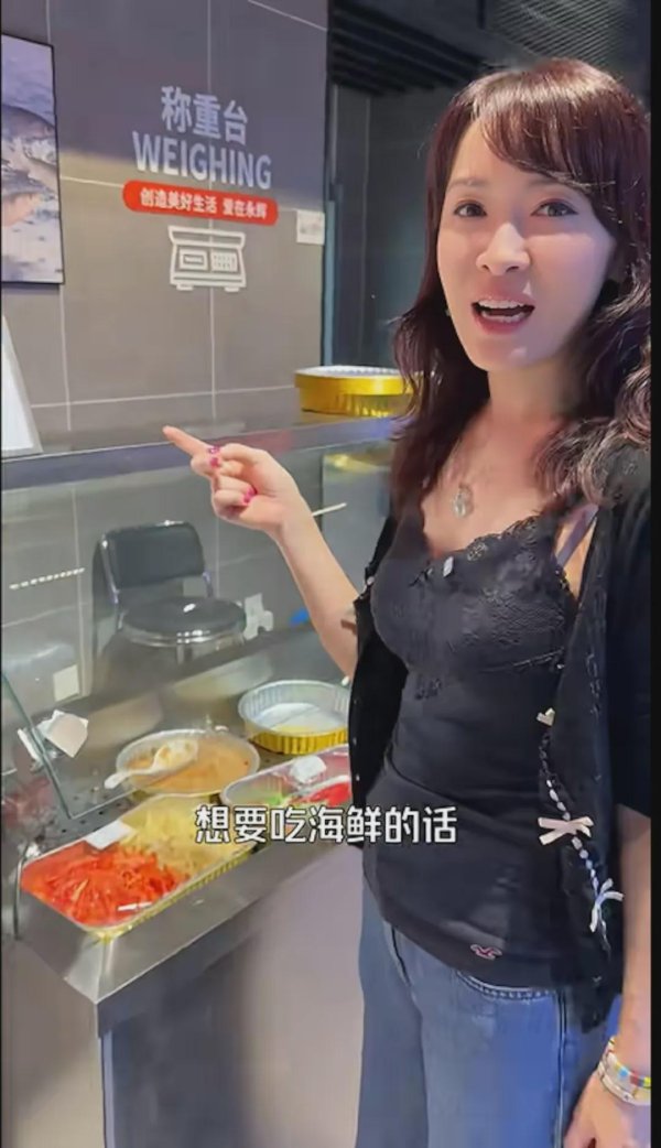 闻喜 四料港姐冠军内地超市试吃食到饱，网民赞行街零消费知悭识俭