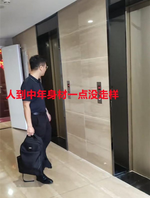 双融配资 老公长得太帅，结婚11年女子依旧心动：单手转方向盘男友力爆棚